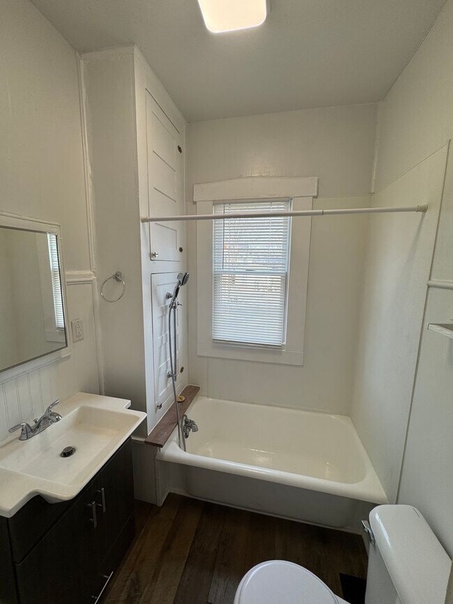 Building Photo - 1318 N Parker Ave