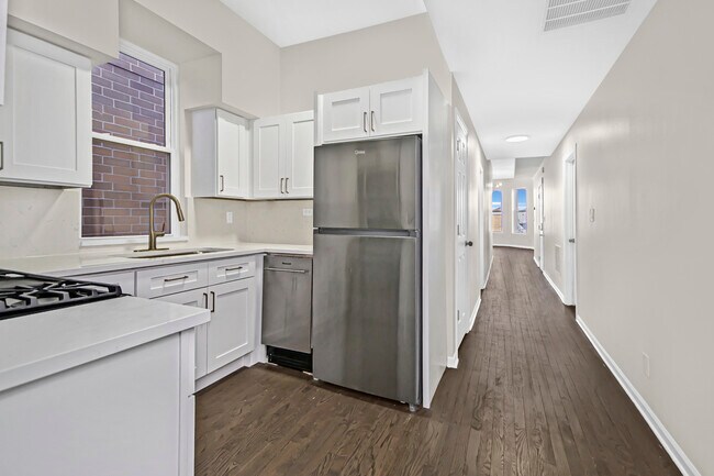 Building Photo - 1337 N Western Ave