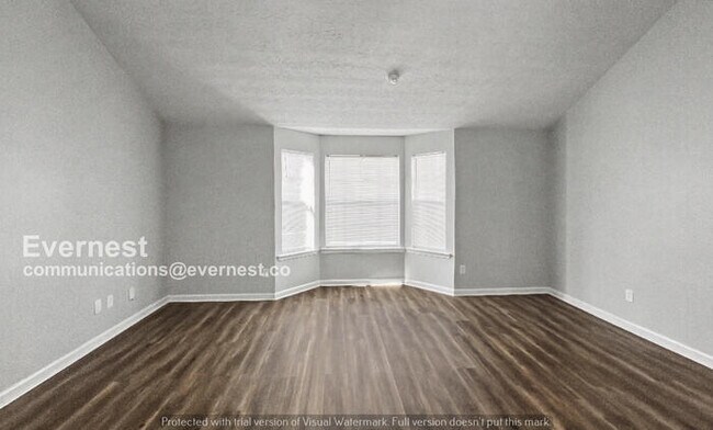 Building Photo - 3 Bed, 2 Bath Home with Fenced Yard & Garage / Pet-Friendly / Available Now!