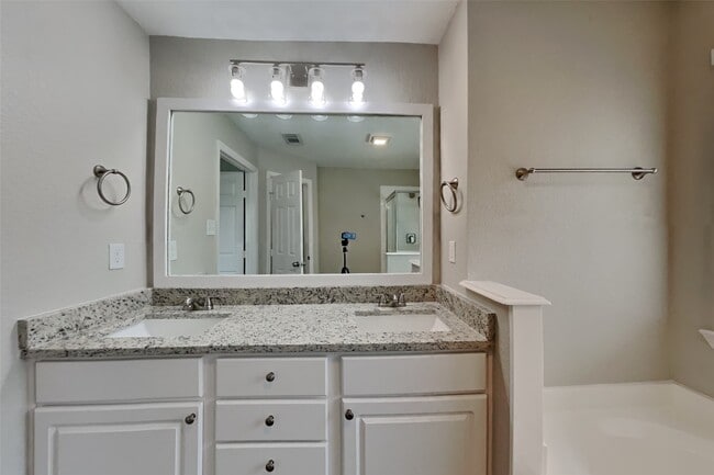 Building Photo - 32411 Cross Spring Park Ln