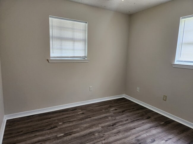 Building Photo - 2131 Woodside Dr