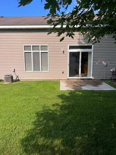 Patio and backyard. Nice large tree for shade. - 2151 Cleveland Way S