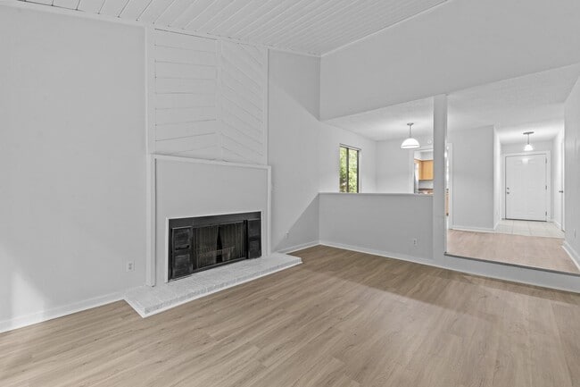 Building Photo - AVAILABLE NOW - Updated 2 Bedroom Duplex w...
