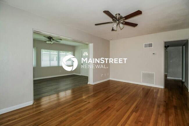 Building Photo - 3 Bedroom Pet-Friendly Home in Winter Park, FL with Main Street Renewal