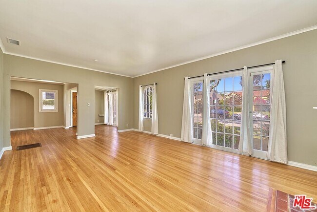 Building Photo - 429 S Orange Dr