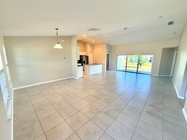 Building Photo - 4 Bed, 2 Bath Available Now in NW Cape Coral