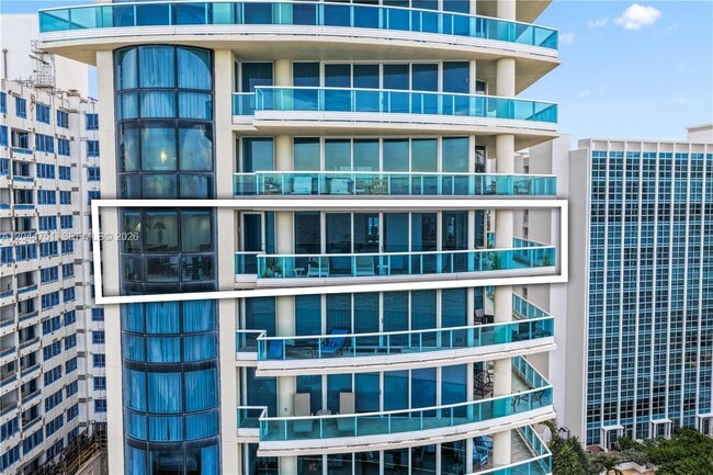 Building Photo - 5025 Collins Ave