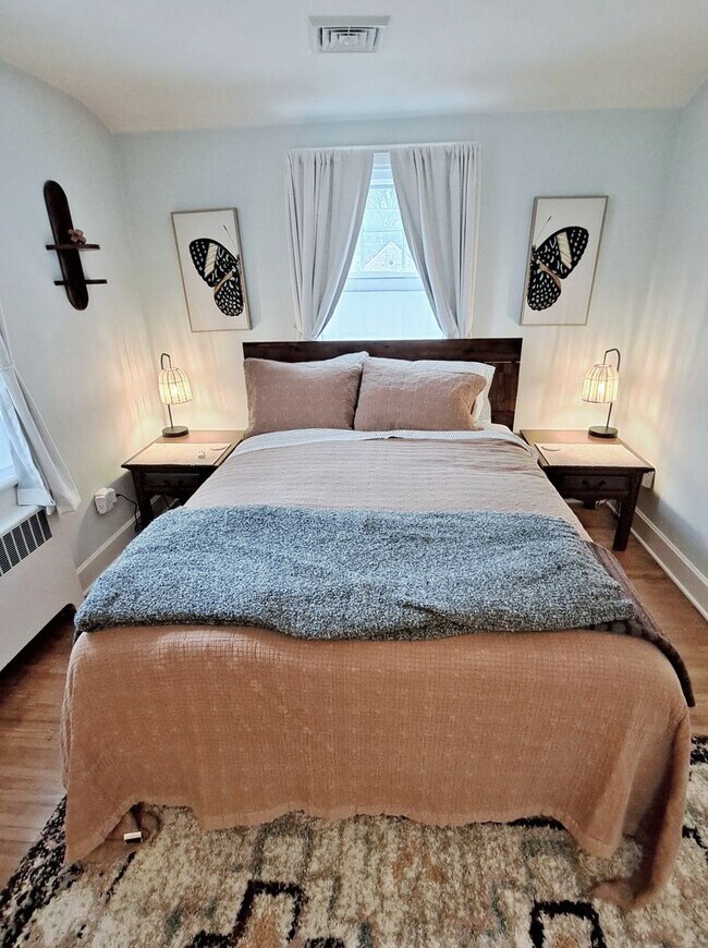 Building Photo - Fully Furnished 4 Bed / 1-1/2 Bath Single Family Home w/2 Car Garage