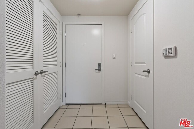 Building Photo - 360 W Ave 26