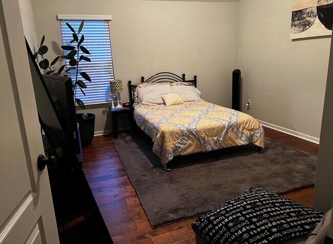 Building Photo - 1111 Rosland Cir