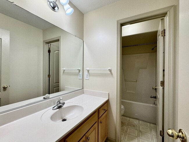 Building Photo - A Chesapeake Bay Townhome w/Garage, Available NOW! 2 Downstairs Bedrooms - Pet Friendly - 2 Balco...