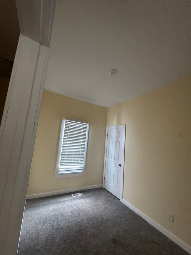 Building Photo - 4 bedroom newly renovated home, Near Downt...
