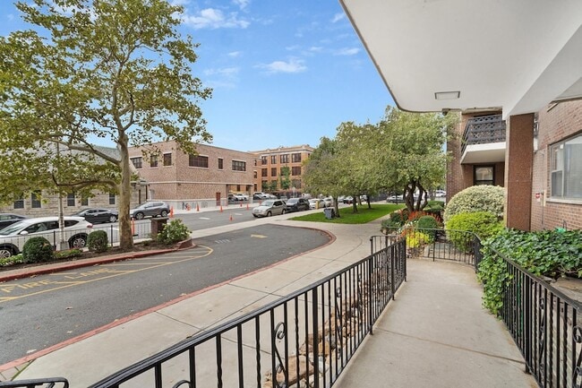 Building Photo - 10 Huron Ave