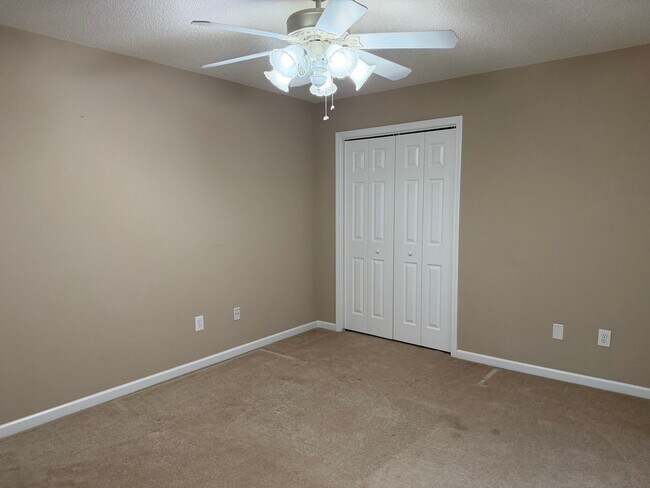 Building Photo - Lenoir City 37771 - 4 bedroom 2.5 bath - call Sharon Arnwine 865-313-7215