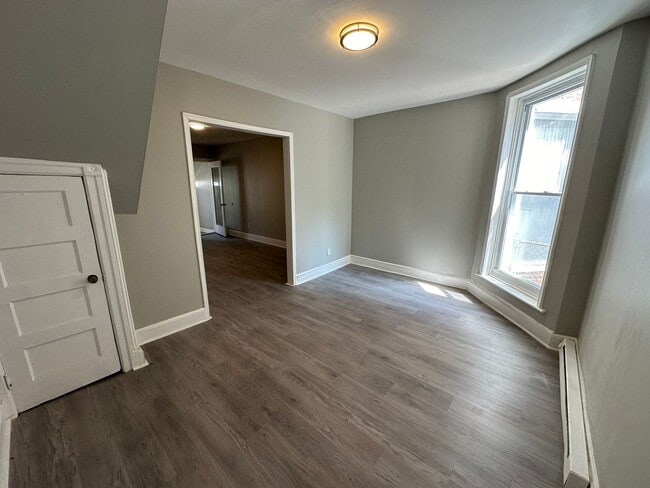 Building Photo - Discover the charm of this spacious 3-bedr...
