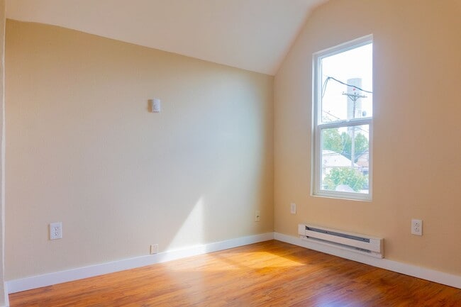 Building Photo - Spacious 3 bedroom / 2 bathroom single family home available in Tacoma!