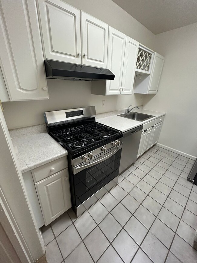 Building Photo - Fabulous LOCATION -- Studio located in Grosvenor Park with ALL UTILITIES included.