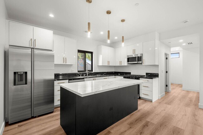 Building Photo - 1920 S Sherbourne Dr