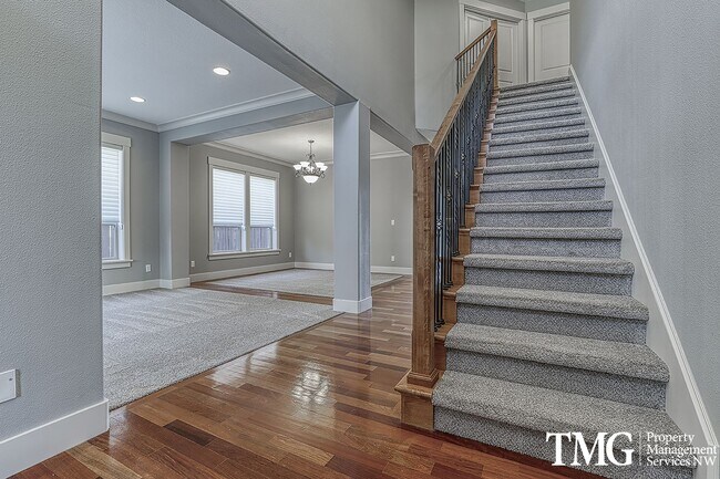 Building Photo - Large Pet Friendly 3 bed 2.5 bath home in ...