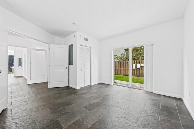Building Photo - Southeast 15th Street, Fort Lauderdale, FL 33316 - 2 BR 2 BA single-family home
