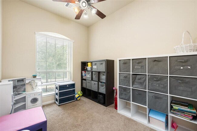 Building Photo - 923 Lake View Dr