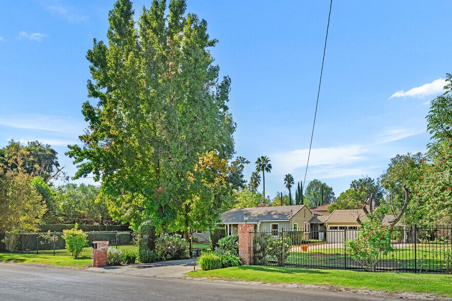 Building Photo - 8757 Encino Ave