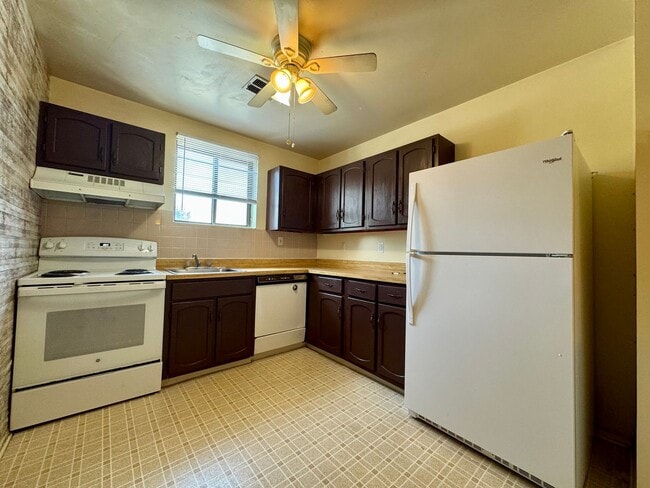 Building Photo - 2 Bedroom Condo in Pikesville/Courthaven