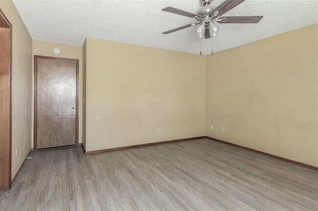 Building Photo - 10616 S Blackwelder Ave
