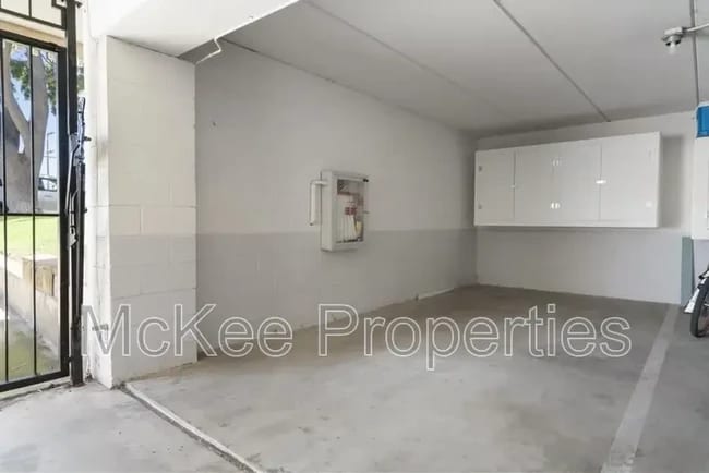 Building Photo - 516 E Ave
