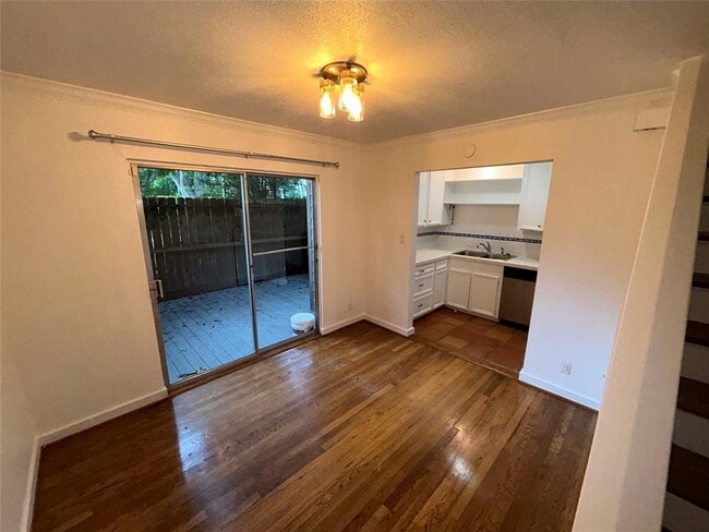 Building Photo - 4020 Blue Bonnet Blvd