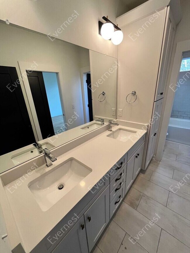 Building Photo - 4-Bedroom Home with Modern Comforts in a P...