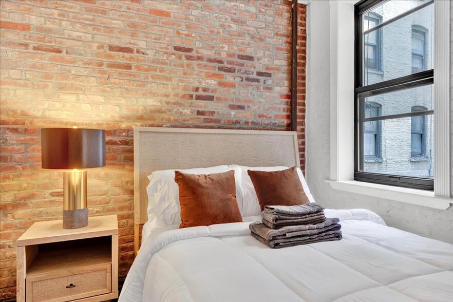 Building Photo - 346 E 18th St