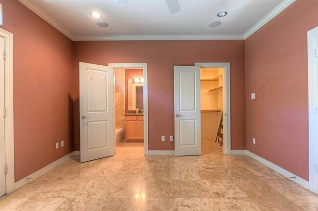 Building Photo - 2406 Wroxton Rd