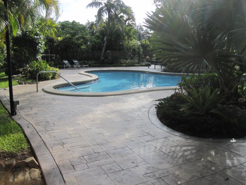 Primary Photo - 6904 N Kendall Dr