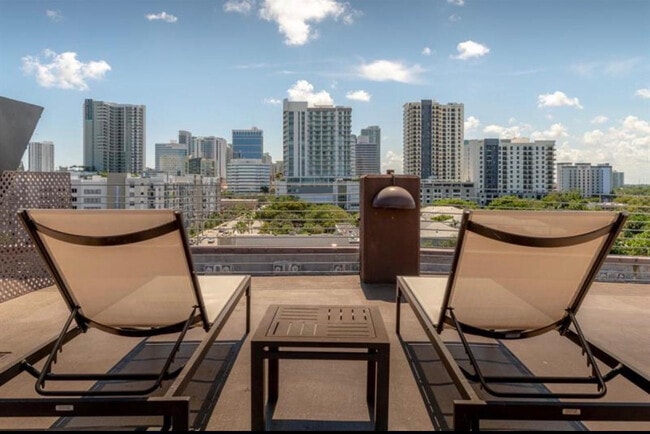 Building Photo - 533 NE 3rd Ave