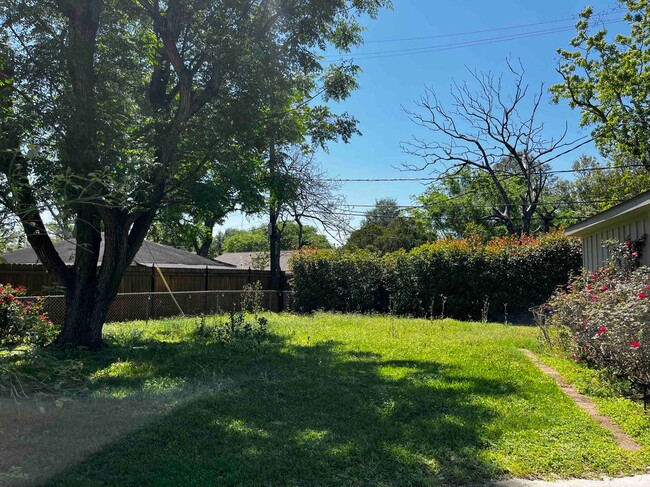 Building Photo - 8106 Mullins Dr