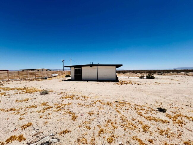 Building Photo - Quiet 2 bd House Surrounded by Open Desert