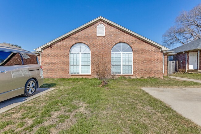 Building Photo - Dynamite Duplex in Arlington - Great Space!