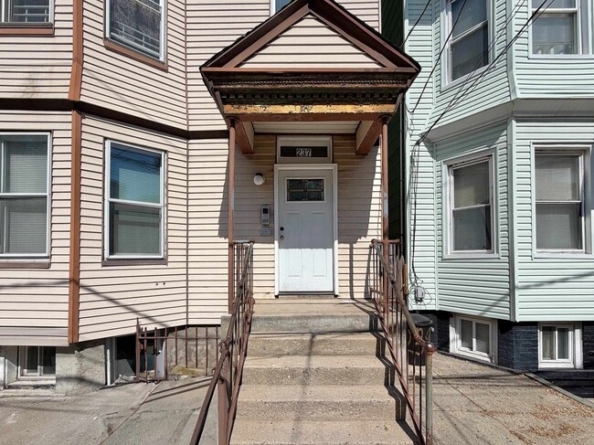 Building Photo - 237 Whiton St