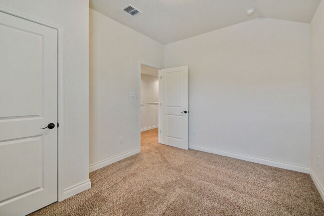 Building Photo - **2 Weeks Free!** Beautiful 3 Bedroom Duplex in New Braunfels – Modern Finishes & Great Layout!
