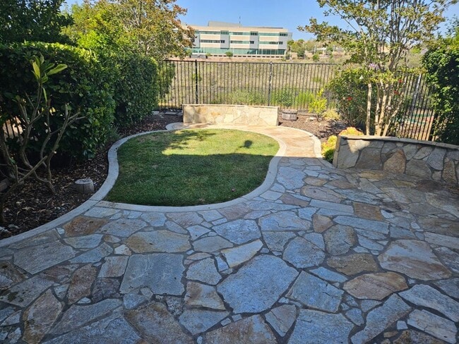 Building Photo - 3 Bedroom - 2.5 Bathroom Townhome in Scrip...