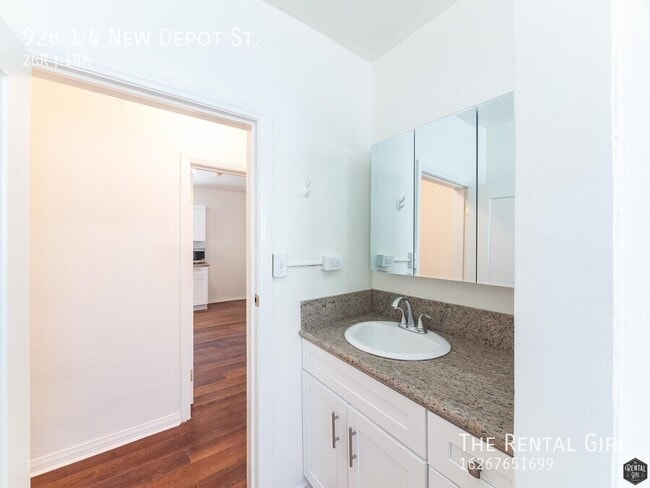 Building Photo - 926 1/4 New Depot St.-