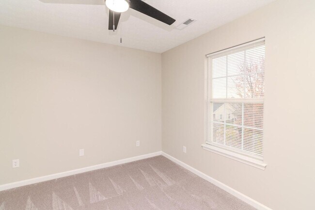 Building Photo - Beautifully updated 3 bedroom, 2.5 bath townhouse in a fantastic Lexington location!