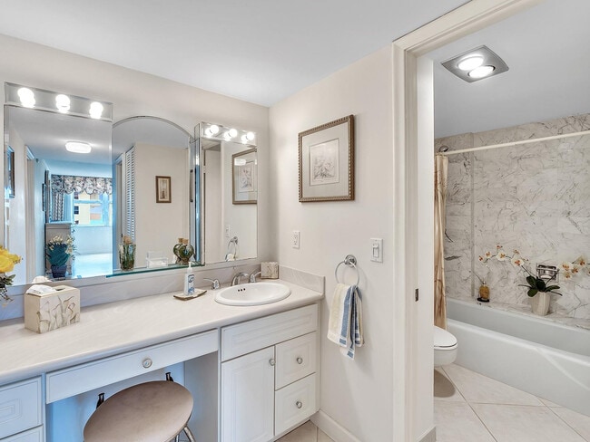 Building Photo - 1150 Hillsboro Mile