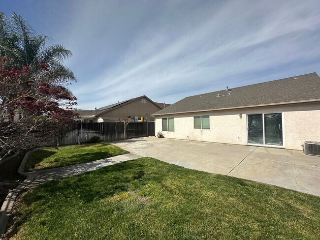 Building Photo - 2462 Gallery Dr