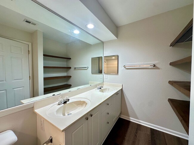 Building Photo - 2 Bed/2 Bath Condo, Gated security, Tons o...