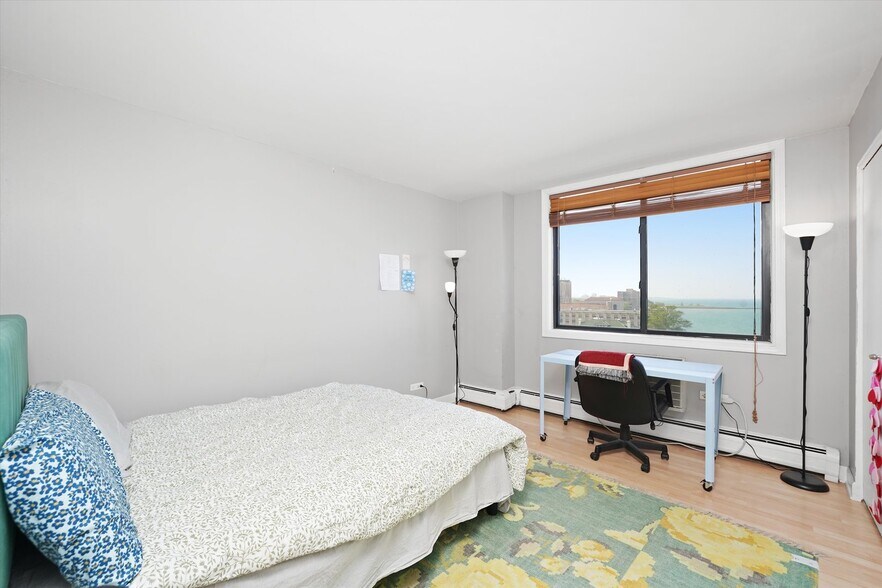 Building Photo - 6325 N Sheridan Rd