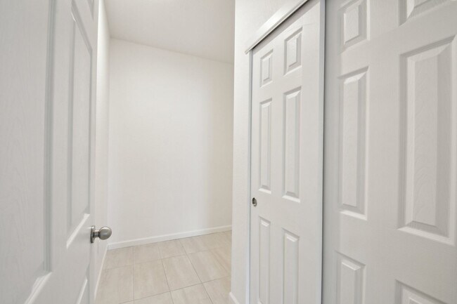 Building Photo - 15700 E Jamison Dr