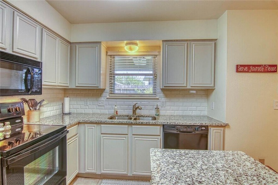 Building Photo - 714 Saint Lucy Dr