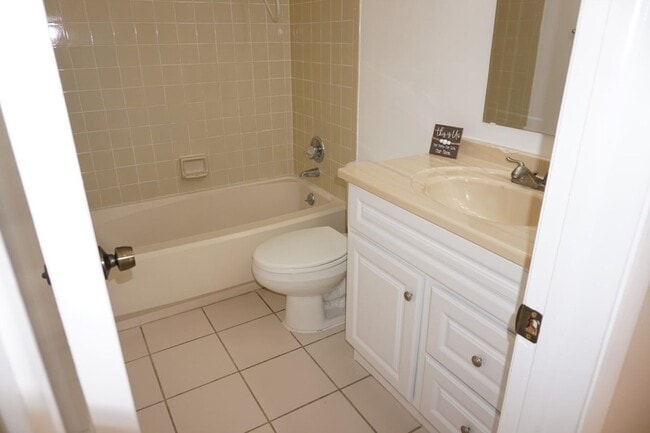 Building Photo - 2 Bedroom, 2 full bath Townhouse Near NAS Jax